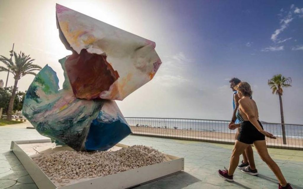 Sculpturen van de Belgische kunstenaar Arne Quinze te zien op de boulevard in Benidorm