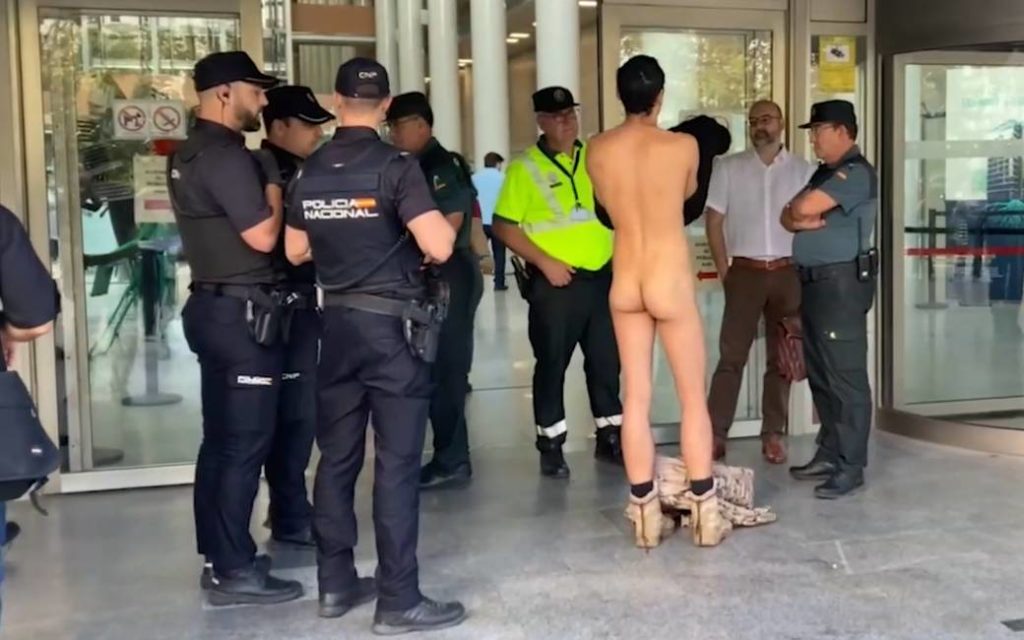 Man meldt zich zonder kleding bij eigen exhibitionisme-rechtszaak in Valencia