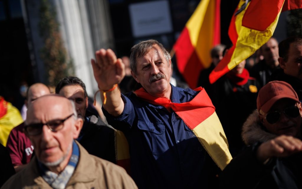 Honderden personen eren dictators Franco en Primo de Rivera in Madrid