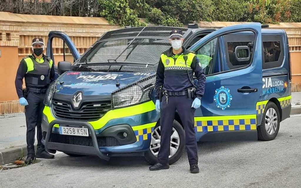 Zestien agenten ontruimen bezette luxe chalets in Marbella