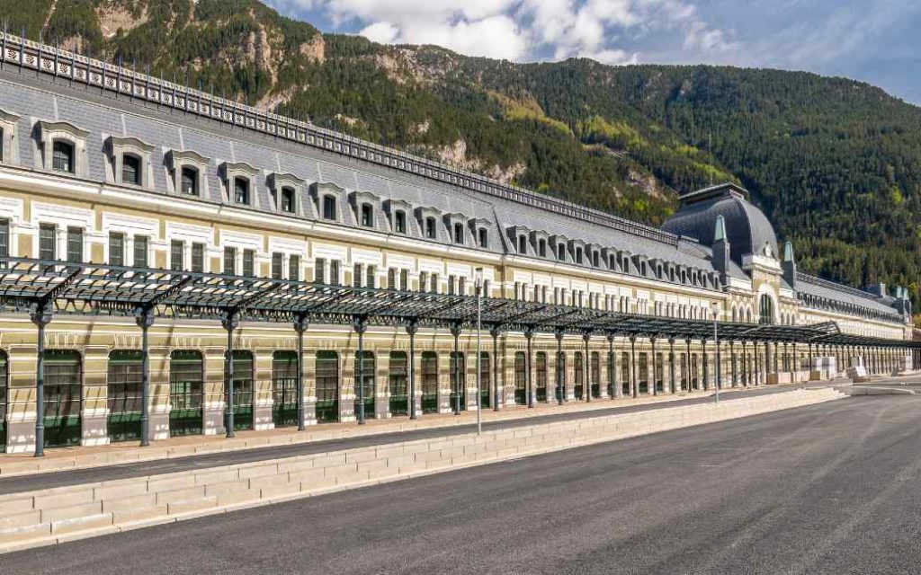 Overnachten in het nieuwe luxe hotel in treinstation Canfranc vanaf 24 januari mogelijk