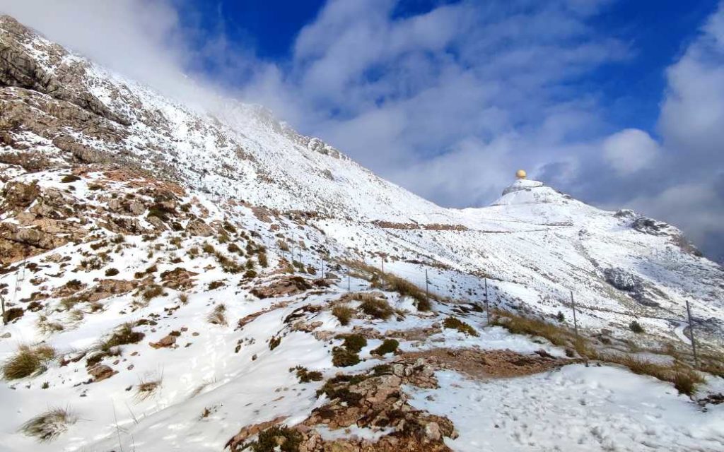 Er ligt op Mallorca zoveel sneeuw dat er gesnowboard kan worden