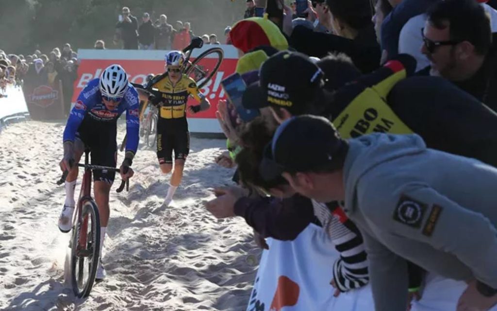 Nederlanders Mathieu Van der Poel en Fem van Empel winnen het WK veldrijden in Benidorm