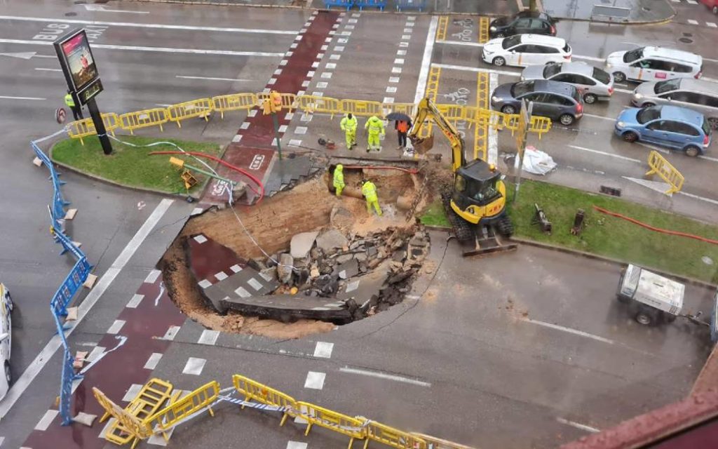 Hevige regenval Mallorca zorgt voor twee grote gaten in wegen Palma