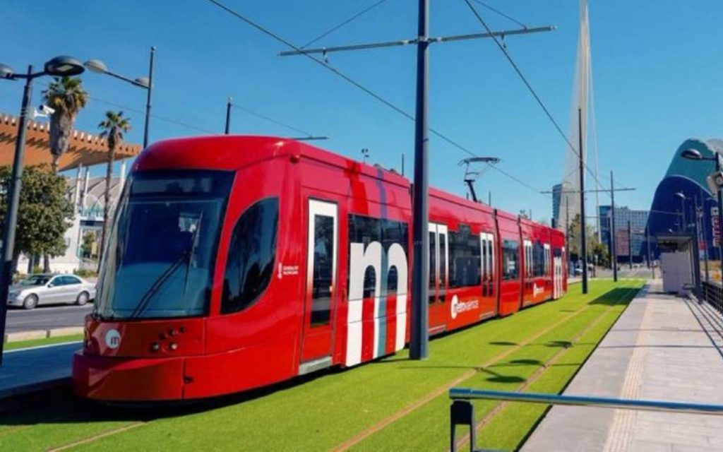 Tram ontspoord in Valencia na aanrijding met auto