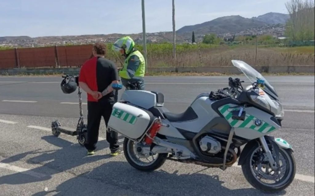 Twee elektrische steps en hun bestuurders van de weg gehaald in Granada