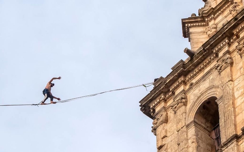 Koorddansers overbruggen afstand tussen kerktorens in Bocairent