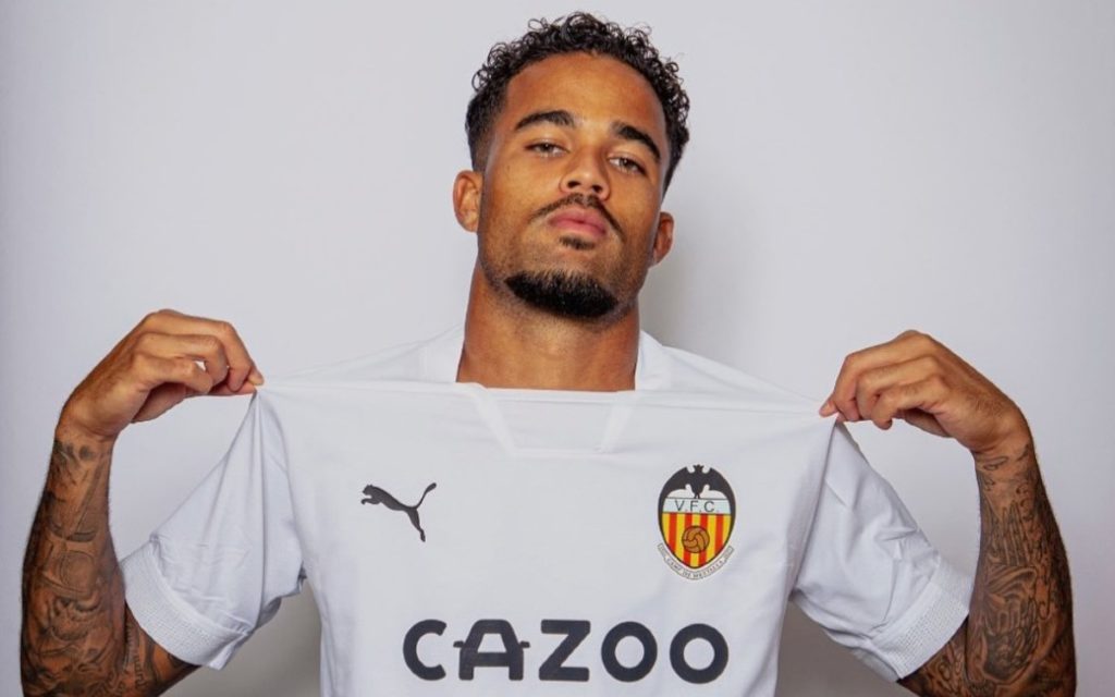 Vriendin van voetballer Justin Kluivert met geweld beroofd in Valencia