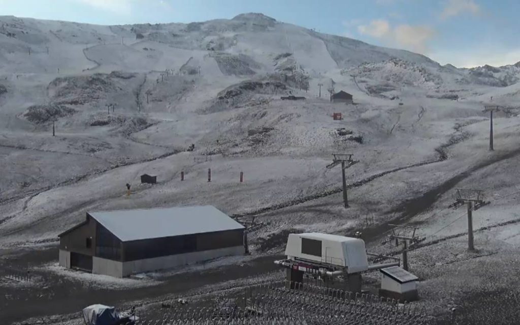 Na enorme hitte en droogte komt sneeuw in Granada