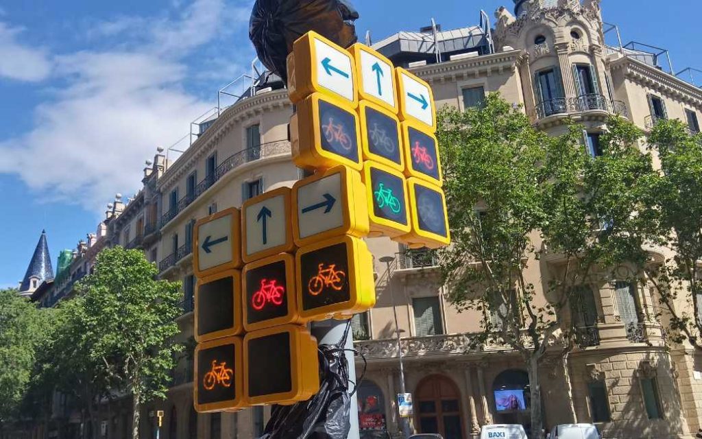 Het chaotische verkeerslicht waar iedereen gek van wordt in Barcelona