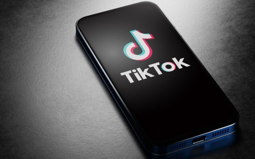 Zorgen om gevaarlijke TikTok-spelletjes zoals ‘Wurg je vriend tot hij flauwvalt’ in Spanje