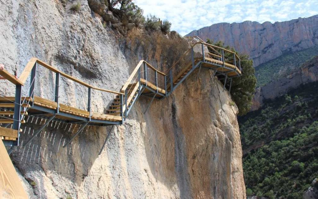 Spectaculaire loopbruggen van Montfalcó naar Mont-Rebei in de Pyreneeën weer geopend