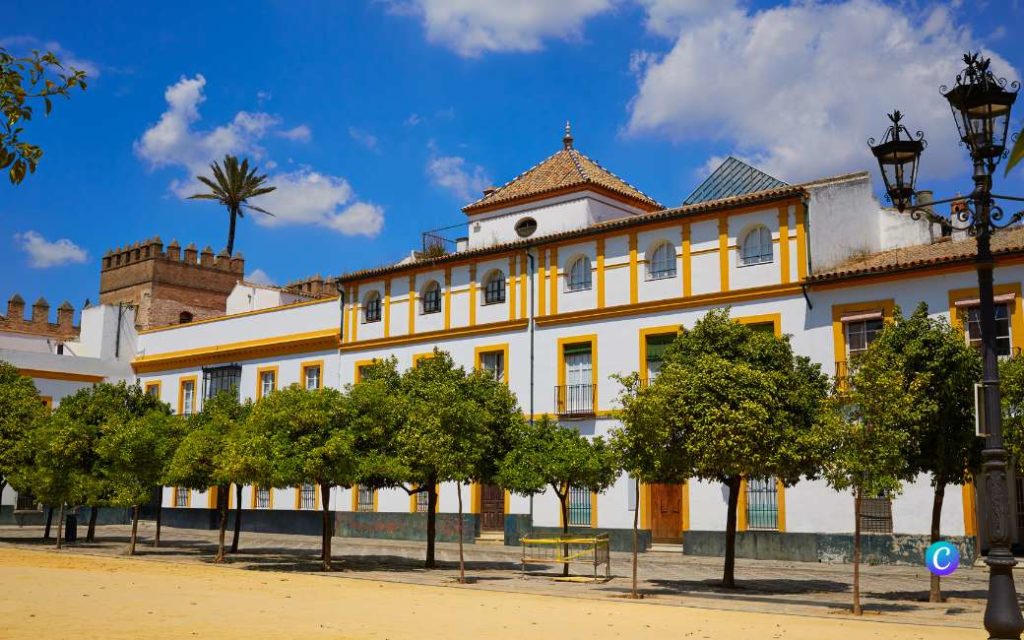 Toerist gered die vastzat op het dak van de 'Patio de Banderas' in Sevilla