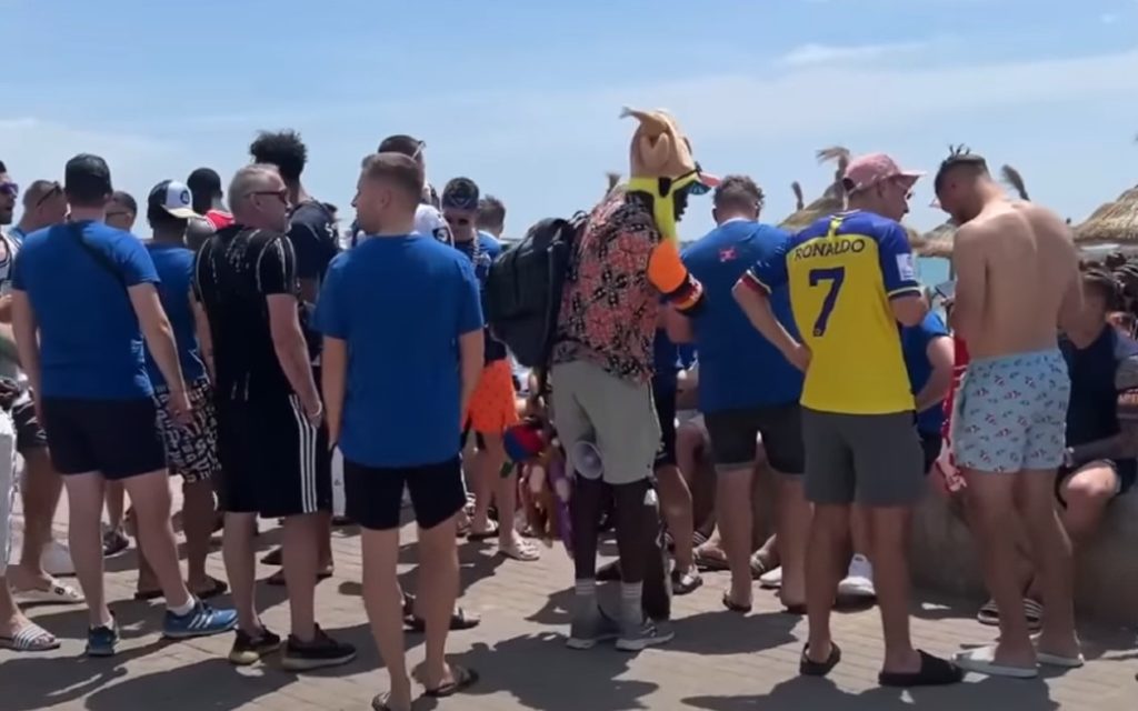 Duitse toeristen Mallorca: goedkoop vliegen, slapen op het strand en eten bij supermarkt