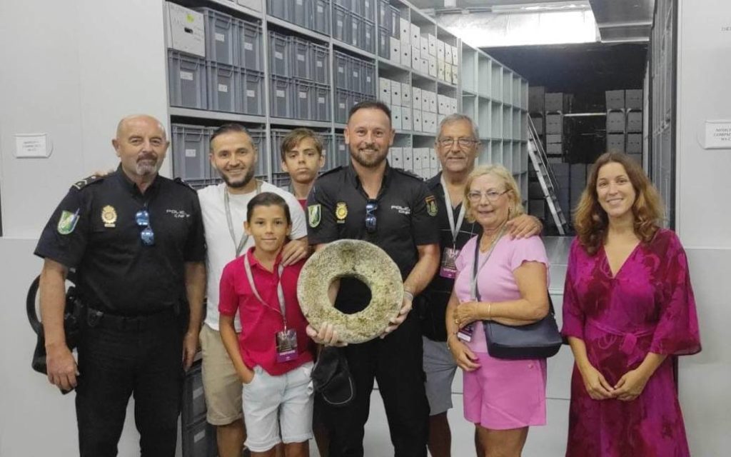 Jongen vindt waarschijnlijk Romeinse molensteen op het strand in Almería