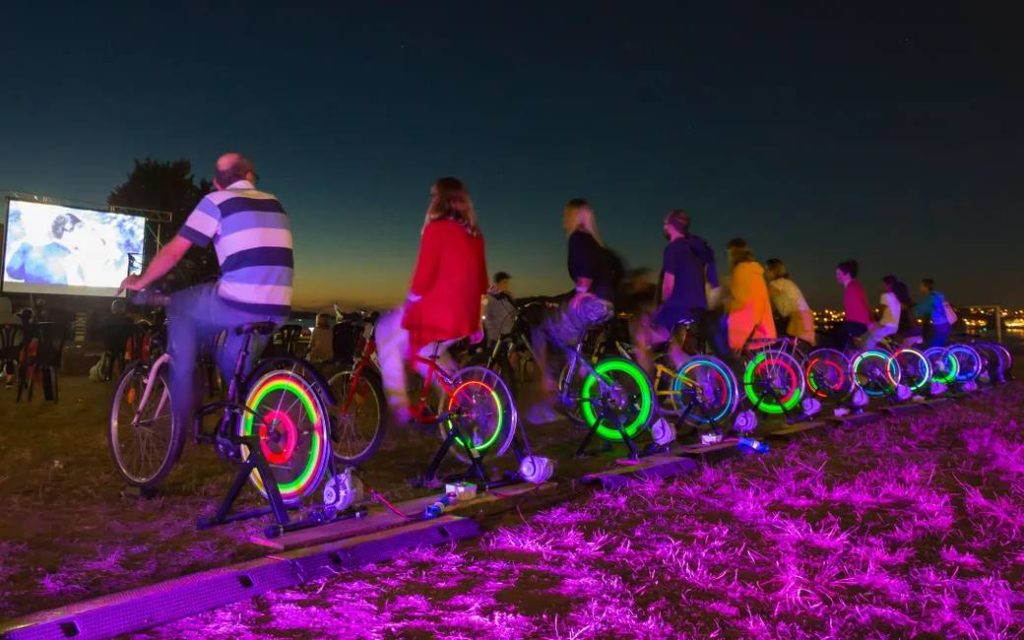 Fietsen om film te kunnen kijken in de zomerbioscoop in Galicië