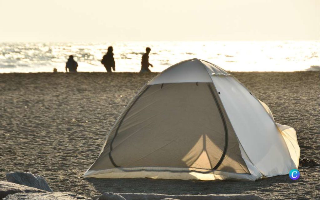 Kamperen op het strand van Barcelona is de laatste stunt van de ‘low cost’ toeristen