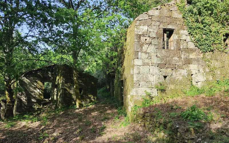 Dit verlaten dorpje met 12 huizen in Galicië staat te koop voor 0 euro