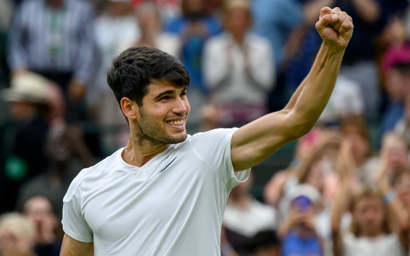 Spaanse tennissensatie Carlos Alcaraz schrijft geschiedenis met tweede Wimbledon-titel