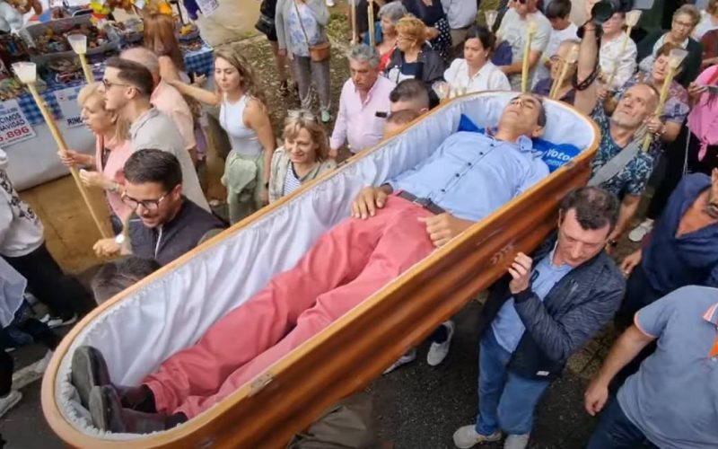 Het bijna-doden feest en het levend in doodskisten ronddragen in Galicië