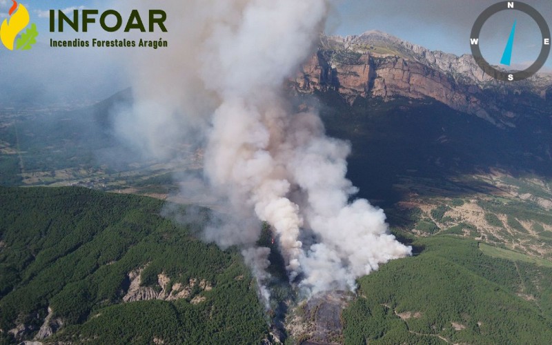 Grote bosbrand in de Spaanse Pyreneeën nabij het dorp Ainsa in Huesca