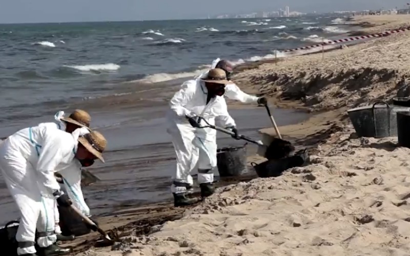 Stranden en natuurgebieden in Valencia getroffen door koolwaterstof vervuiling