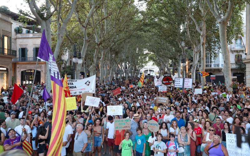 Massaal protest met meer dan 20.000 deelnemers tegen massatoerisme op Mallorca