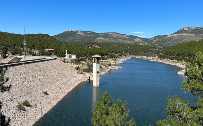 Deze nooit gebruikte en peperdure dam in Aragón loopt het risico buiten dienst te vallen