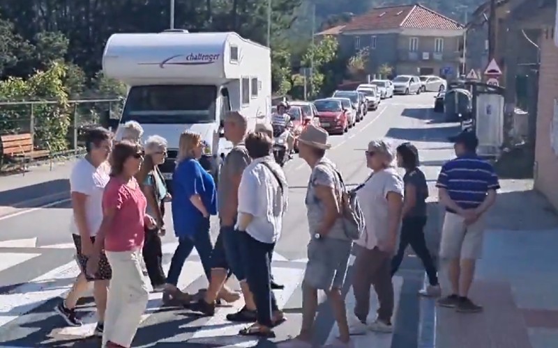 Ludieke protestactie tegen massatoerisme in een dorp in Galicië