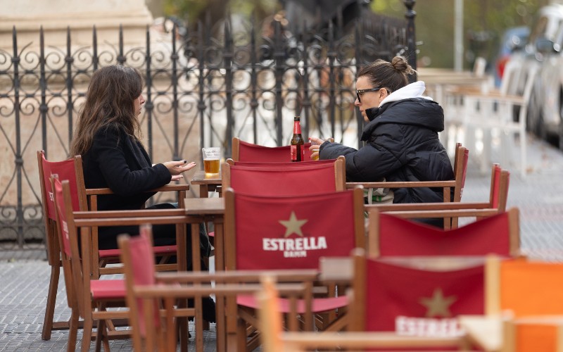 Adiós reclame op tafels en stoelen van terrassen Spaanse bars