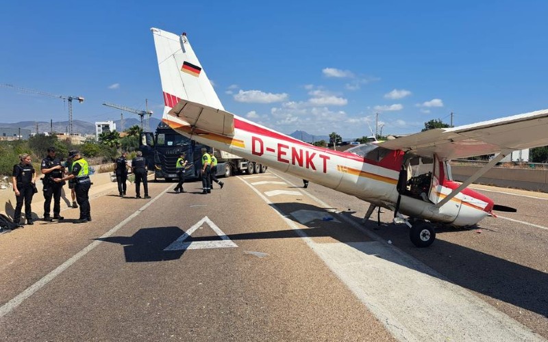 Vrachtwagen botst op sportvliegtuigje na noodlanding op een weg in Castellón