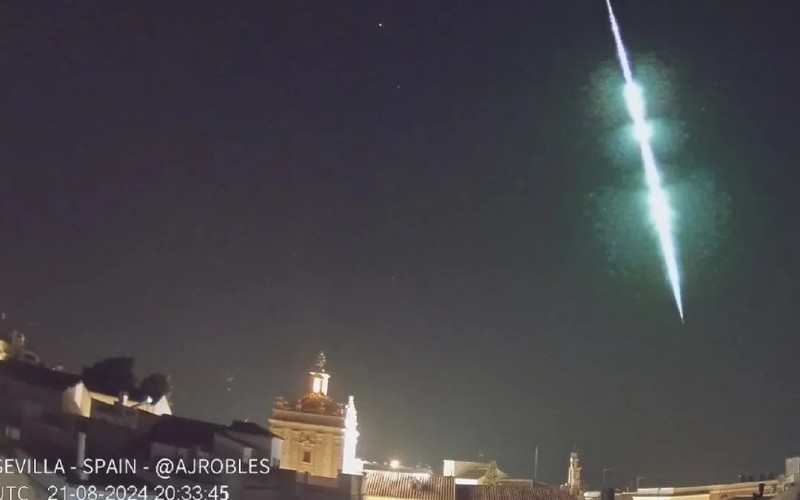 Een spectaculaire vuurbal verlicht de nacht boven Zuid-Spanje