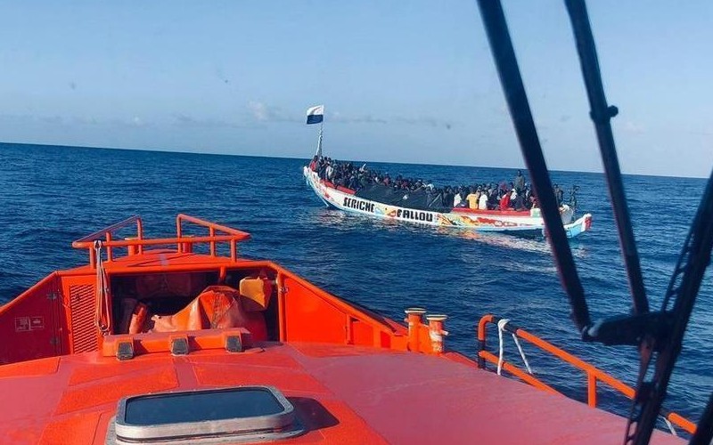 9 morti e 48 dispersi dopo il ribaltamento di una barca di migranti vicino a El Hierro