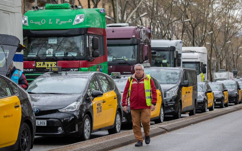 Taxichauffeurs staken samen met vrachtwagen- en buschauffeurs in Spanje