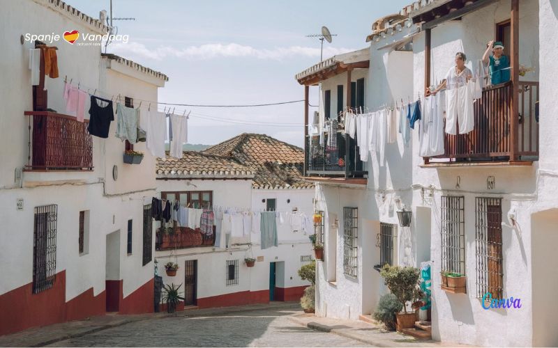 Boetes tot 3000 euro voor het ophangen van was aan balkons in Almería