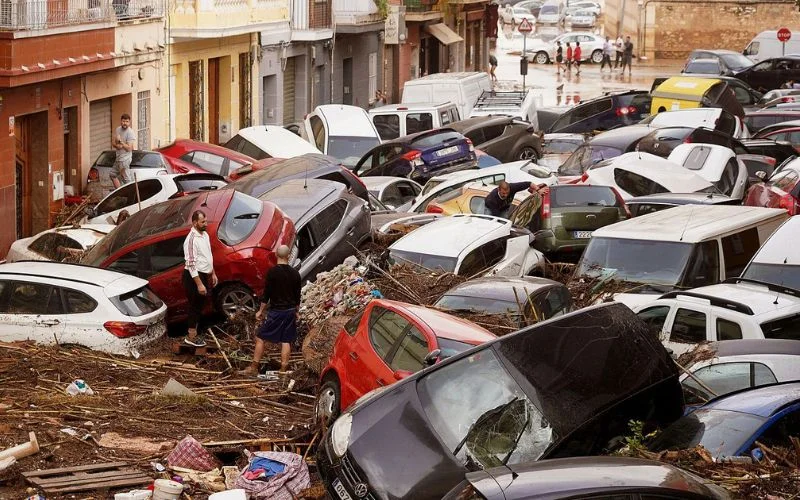 Waar blijven alle bijna 90.000 beschadigde auto’s na de overstromingen in Valencia?