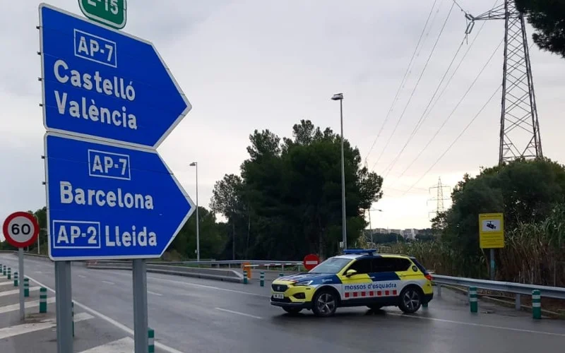 Politie sluit AP-7 snelweg en andere wegen in Tarragona vanwege overstromingsgevaar DANA