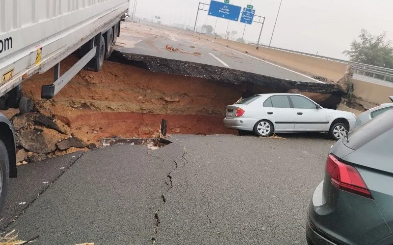 A-7 snelweg bij Valencia blijft dicht terwijl er een omleidingsroute wordt aangelegd (video)