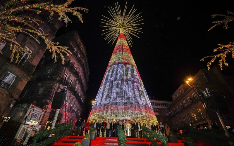 Kerststad Vigo steekt de kerstverlichting aan met eerbetoon aan slachtoffers van de DANA