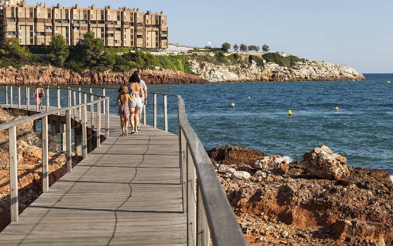 Badplaats Salou zet grote stap in voltooiing van de iconische kust-wandelroute