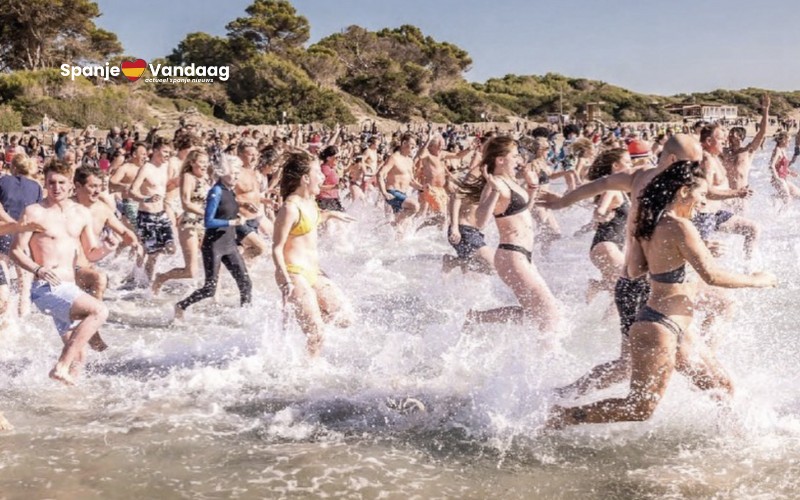 Nederlandse Nieuwjaarsduik wordt ondanks problemen traditie op Ibiza