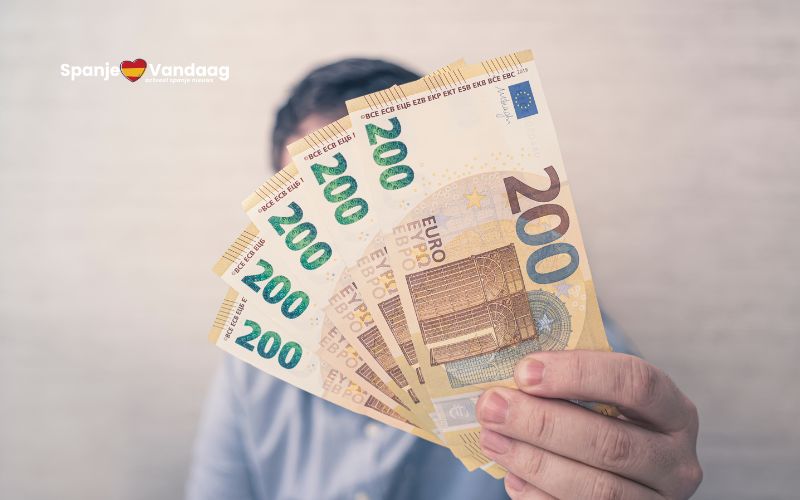 Spaanse belastingdienst waarschuwt dat contante betalingen boven 1000 euro verboden zijn