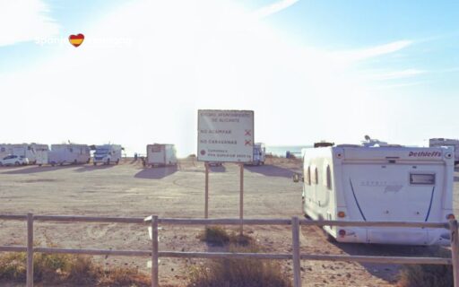 Buitenlandse campertoeristen bezetten gratis parkeerplaats aan zee in Alicante