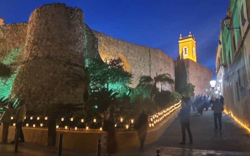 Historisch centrum van Calpe voor het eerst verlicht door 2500 kaarsen