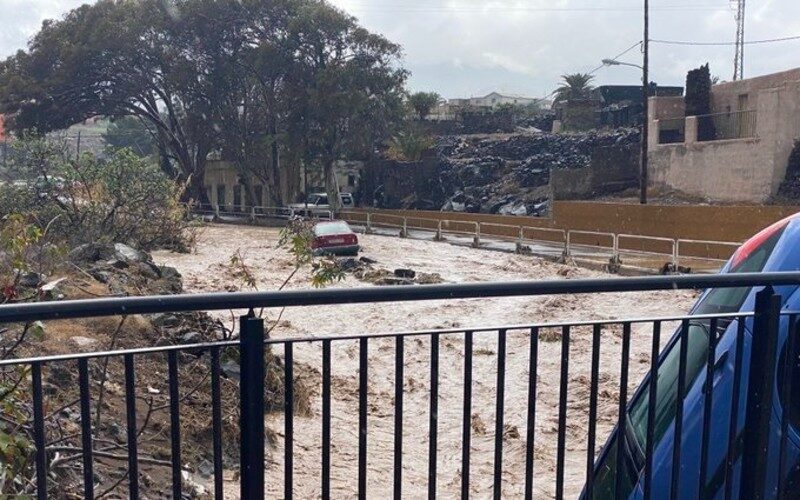 Overstromingen en weggespoelde auto’s door hevige regenval op Gran Canaria