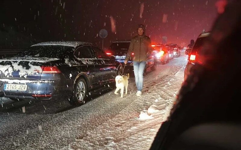 Honderden automobilisten vast door hevige sneeuwval op snelwegen in Spanje