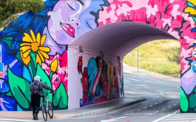 Kleurrijk kunstwerk siert Puente de El Murtal in Benidorm dankzij kunstenares Boskka