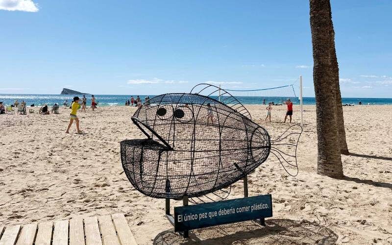 Vis die plastic 'opeet' op de stranden van Benidorm