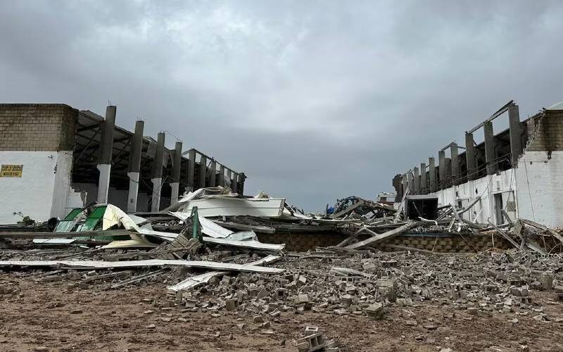 Drie doden na instorting landbouwloods door een mini-tornado tijdens hevige storm in Sevilla