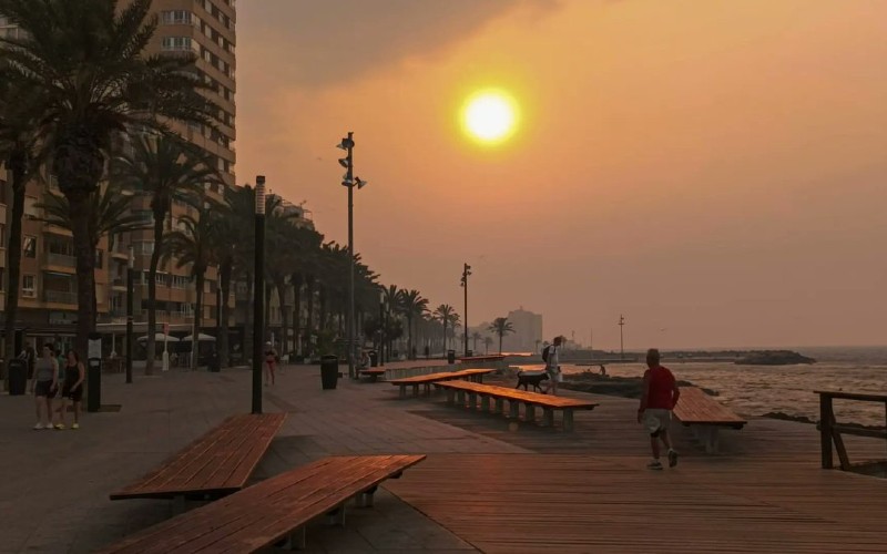 Roord gekleurde lucht en brandlucht in Torrevieja door rook van bosbrand uit Tarragona